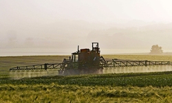 Farmers, Conservationists Challenge Trump's EPA, Monsanto Over Crop-Damaging Pesticide